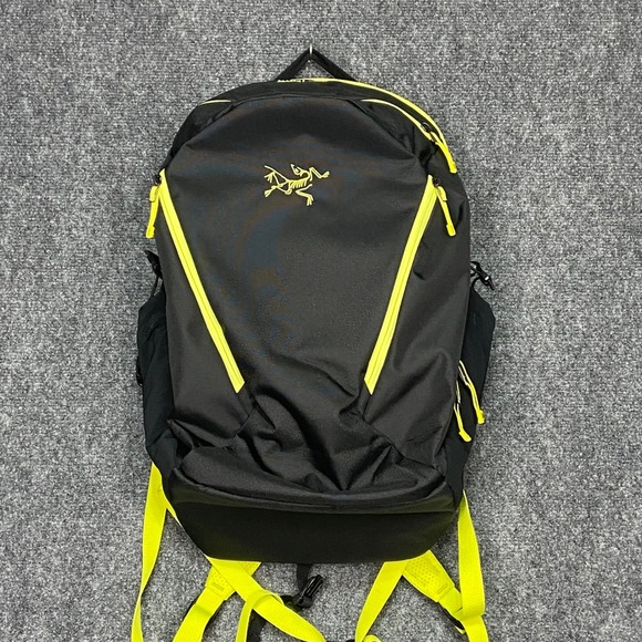NWOT Arc'teryx Mantis 26 Backpack Black Yellow Lightweight Daypack Hiking Travel - Picture 1 of 7